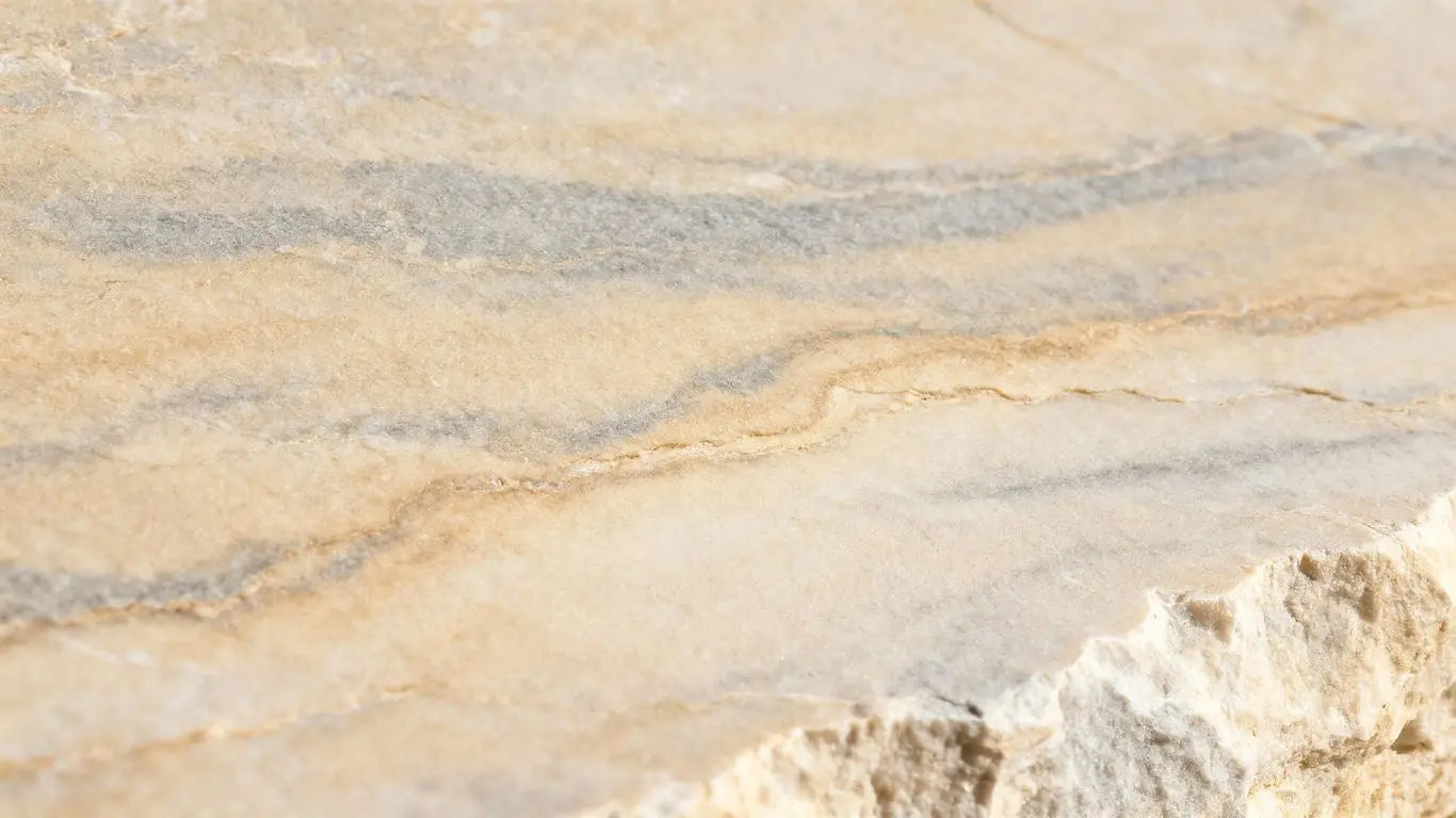 Superficie de piedra caliza Gascuña elegante con veteado natural.