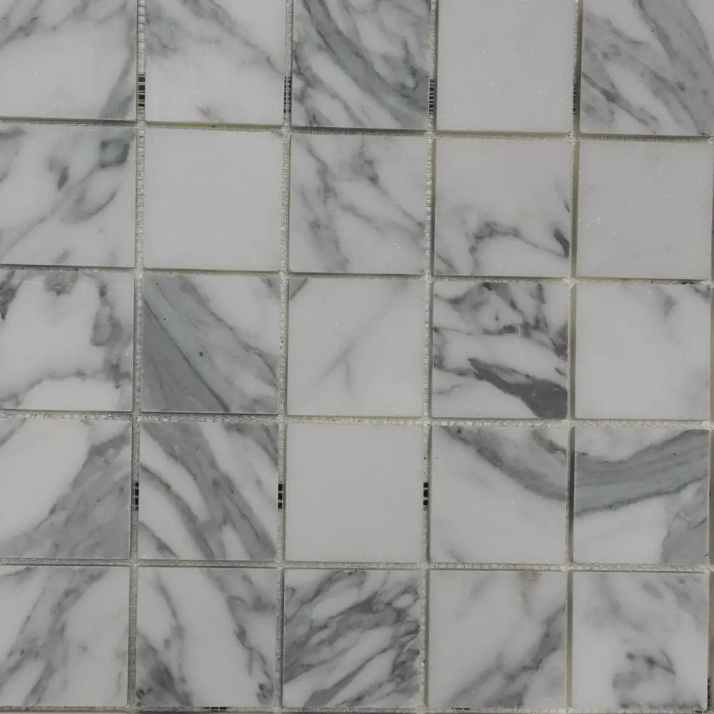 White and gray marble mosaic tiles in Arabescato Corchia Elite 2X2 pattern