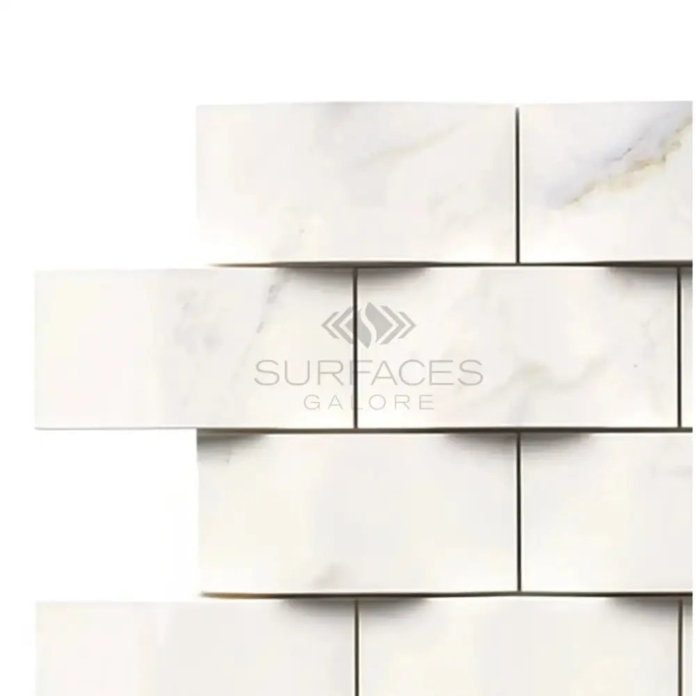White marble brick wall with Calacatta Gold Select Gold mosaic tiles in polished or honed finish