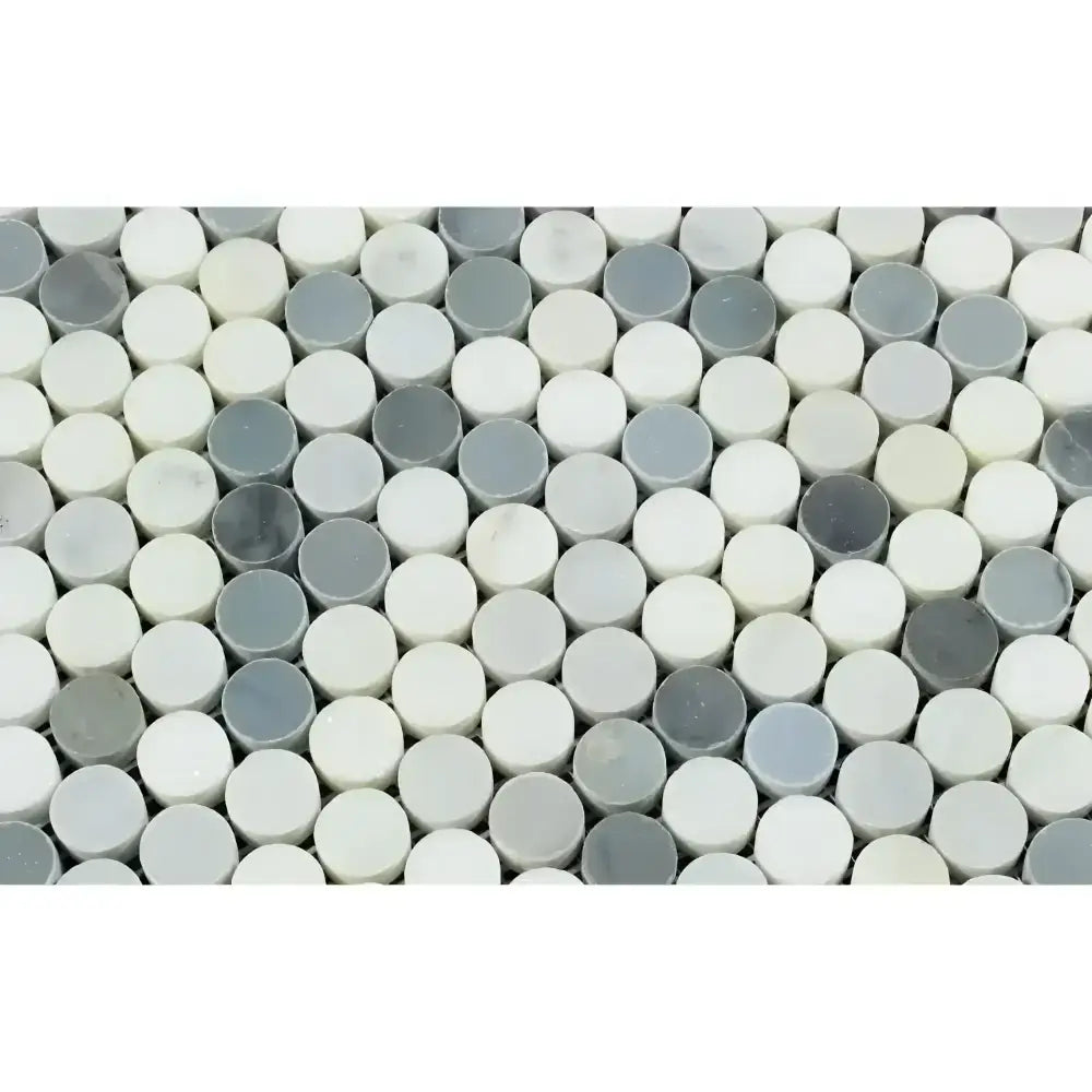 Round mosaic tile pattern in Oriental White Aurora White Aurora Thassos Blue Marble